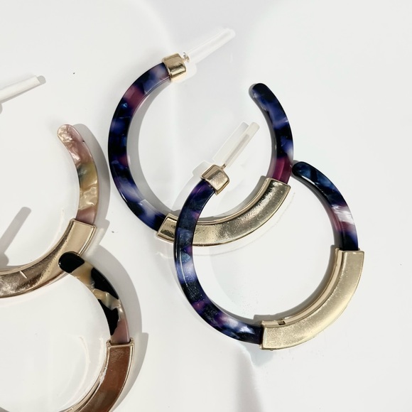 ⭐️ RESIN HOOP EARRINGS. 3 styles avail. - Picture 3 of 5